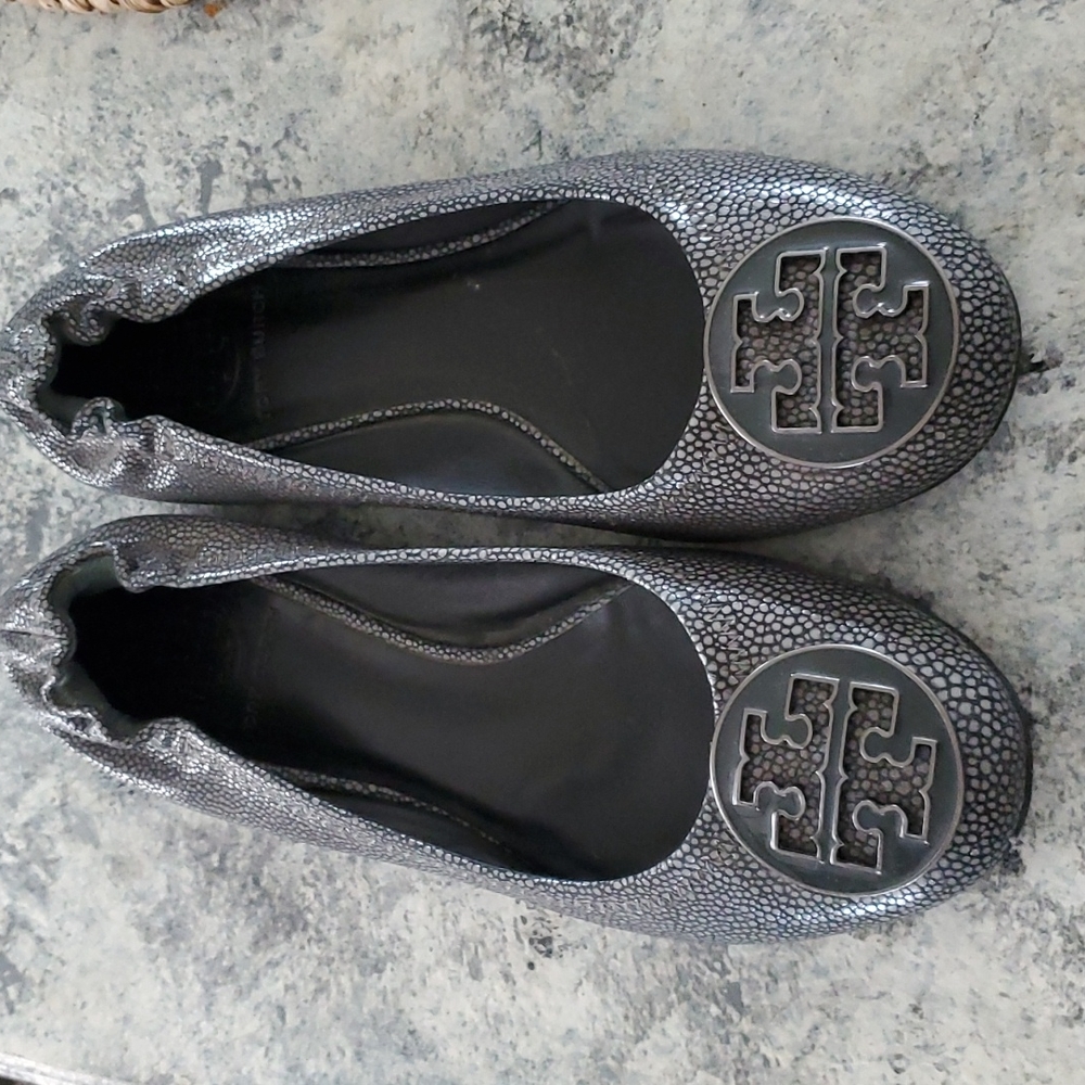 Tory Burch Reva Flats pebbled gray black